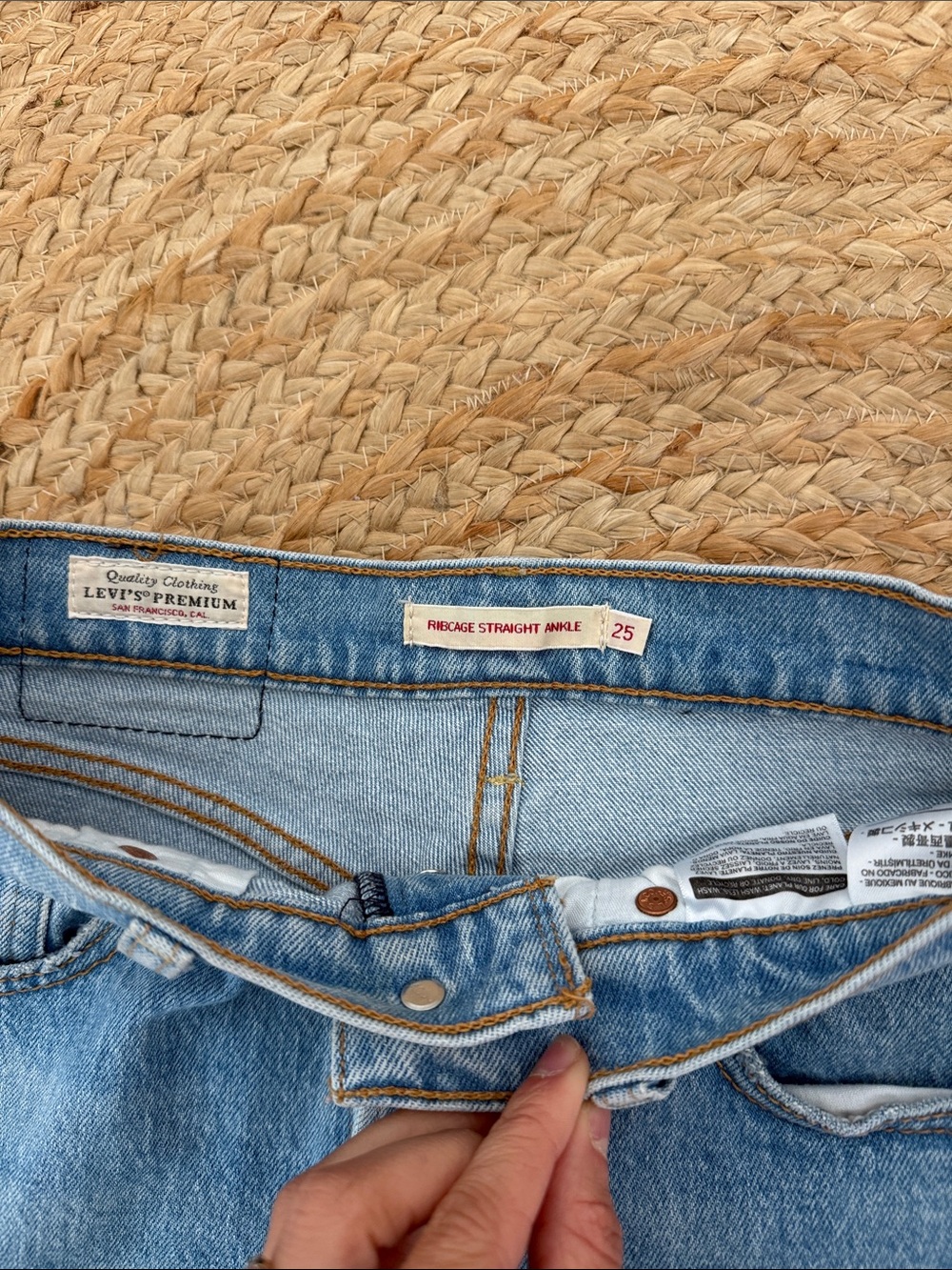 Levi’s Distressed Ribcage Straight Leg - Picture 3 of 6